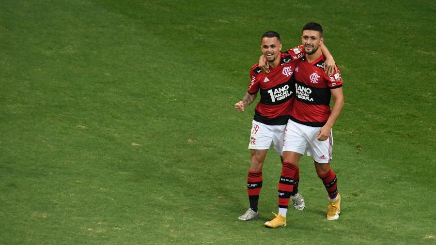 Michael e Arrascaeta comemoram gol do Flamengo contra o Defensa y Justicia, pelas oitavas da Libertadores 2021. - Mateus Bonomi/AGIF