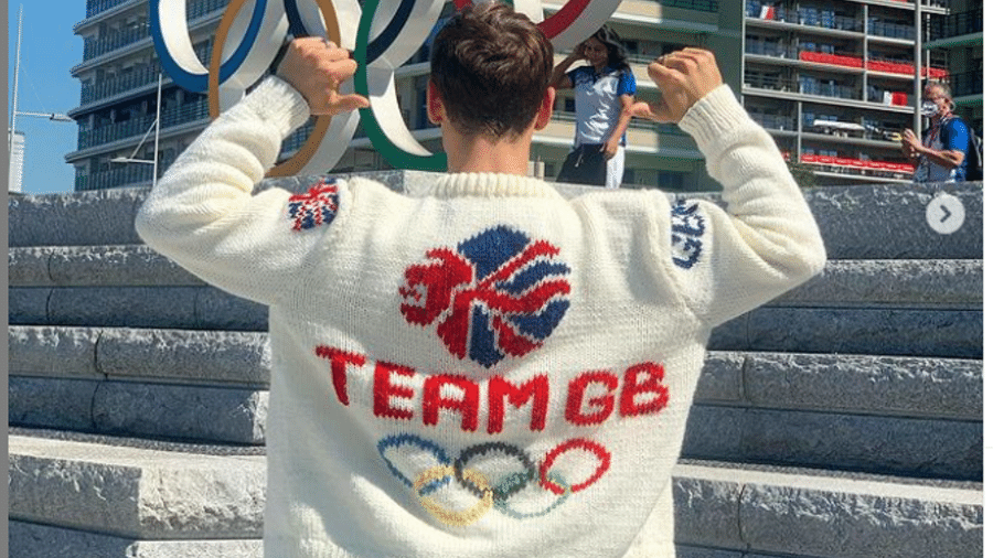 Tom Daley e o cardigã que tricotou durante as Olimpíadas de Tóquio - Reprodução/Instagram