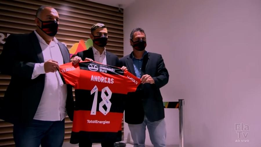 Andreas Pereira é recebido por Marcos Bráz e Bruno Spindel, do Flamengo - Reprodução/Fla TV