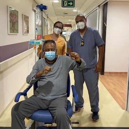 Pelé dá socos no ar em hospital; ex-jogador está internado após cirurgia para retirada de tumor no cólon - Reprodução/Instagram