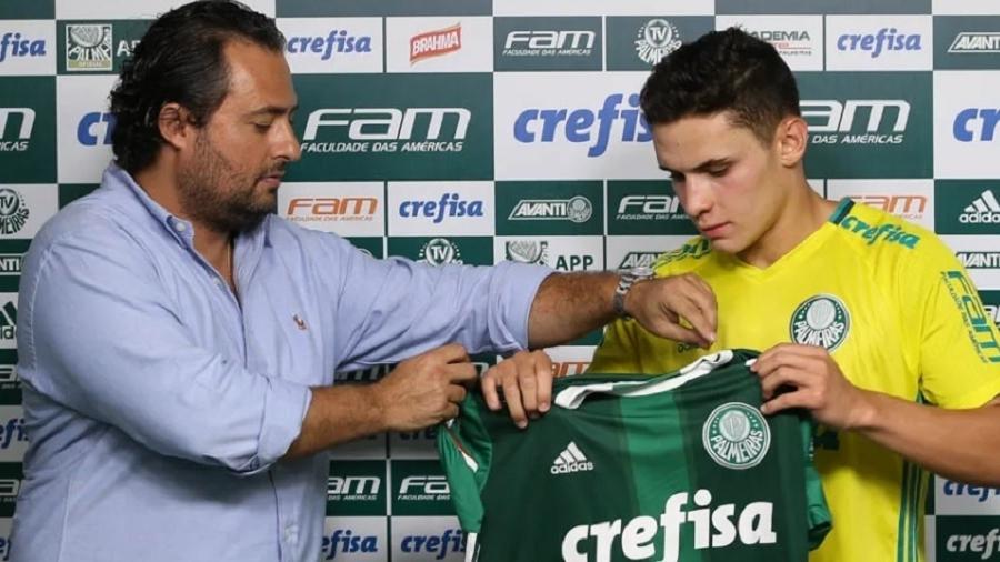 Alexandre Mattos apresenta o novo reforço do Palmeiras, Raphael Veiga, em 2016 - Cesar Greco/Palmeiras