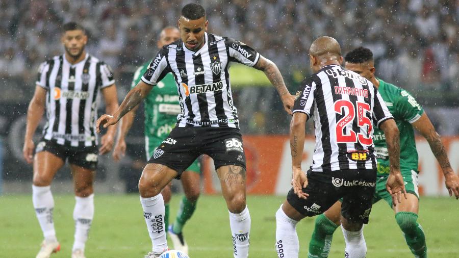 Jair terá a função de primeiro volante no confronto com o Goiás - Fernando Moreno/AGIF