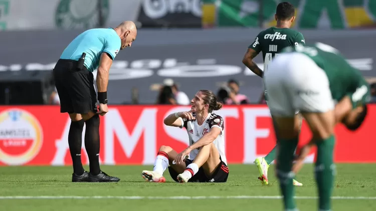 Filipe Luis sente lesão durante a final da Libertadores entre Palmeiras e Flamengo, em Montevidéu - AFP - AFP