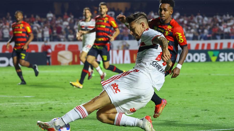 Rigoni se esforça para alcançar a bola no jogo do São Paulo contra o Sport - Marcello Zambrana/AGIF