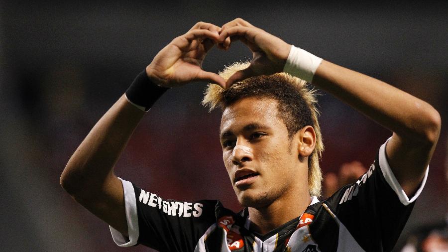 2010 - Neymar comemora seu gol durante a partida contra o Flamengo - Ricardo Ramos/PAGOS