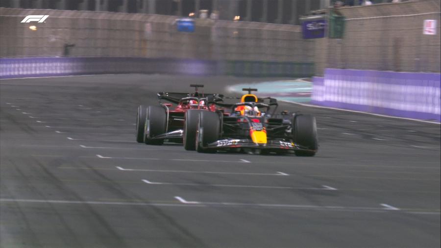 Insistente, Verstappen bate Leclerc em duelo e vence em Jeddah