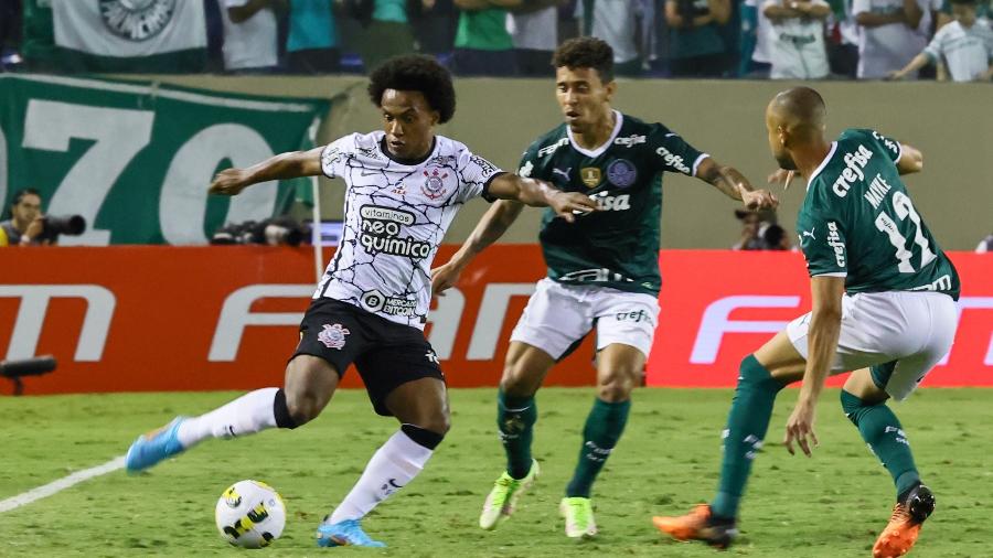 Willian encara a marcação de Marcos Rocha e Mayke no Dérbi Corinthians x Palmeiras - Marcello Zambrana/AGIF