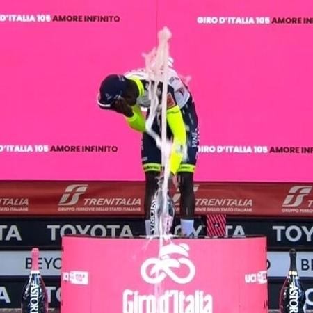 Biniam Girmay sofreu um acidente ao comemorar a vitória no Giro D"Itália - Reprodução