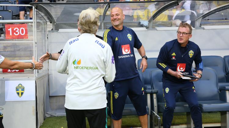 Brazilian national team coach Pia Sundhage greets Sweden coach Peter Gerhardsson - Iwi Onodera/UOL - Iwi Onodera/UOL
