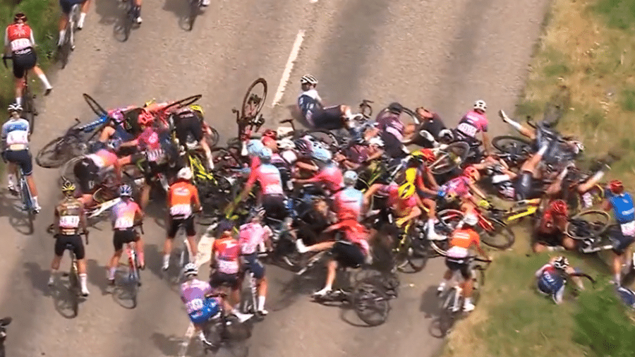 Queda na quinta etapa da Volta da França feminina atingiu mais de 30 ciclistas - Reprodução/Twitter