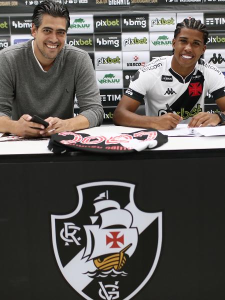 Andrey Santos e o diretor esportivo do Vasco da Gama, Paulo Bracks - Daniel Ramalho/Vasco