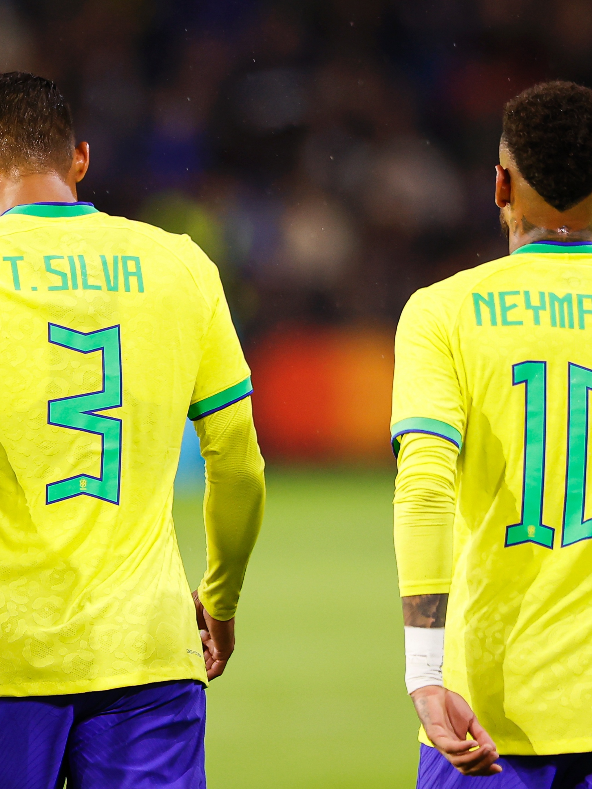 https://conteudo.imguol.com.br/c/esporte/d6/2022/09/24/thiago-silva-e-neymar-caminham-durante-amistoso-entre-brasil-e-gana-1664067427363_v2_3x4.jpg