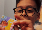 Alerta de fofura! Menino de 5 anos encontra figurinha com seu rosto; veja - Reprodução/Instagram
