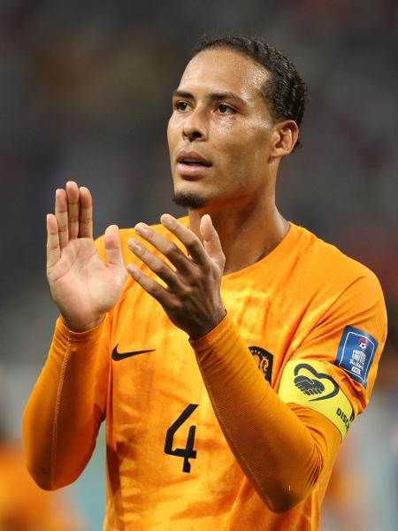 Virgil Van Dijk aplaude classificação da seleção holandesa às quartas - Adrian DENNIS / AFP
