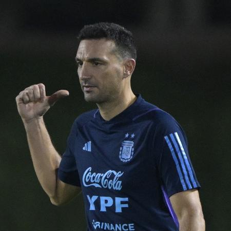 Lionel Scaloni, técnico da Argentina, comanda sua equipe em treino antes de enfrentar a Holanda, na Copa do Mundo - JUAN MABROMATA/AFP