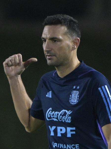 Lionel Scaloni, técnico da Argentina, comanda sua equipe em treino antes de enfrentar a Holanda, na Copa do Mundo. - JUAN MABROMATA/AFP