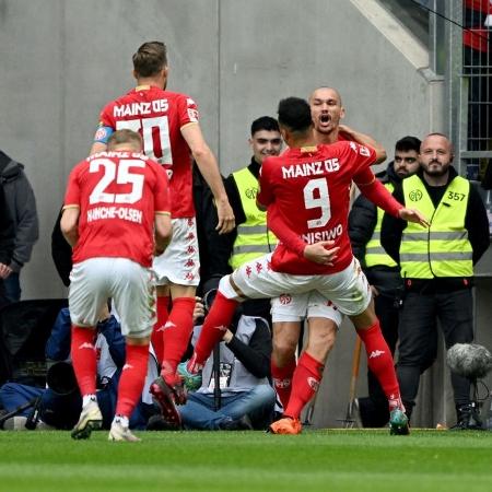 Jogadores do Mainz 05 comemoram gol sobre o Bayern de Munique no Alemão - Harry Langer/DeFodi Images via Getty Images