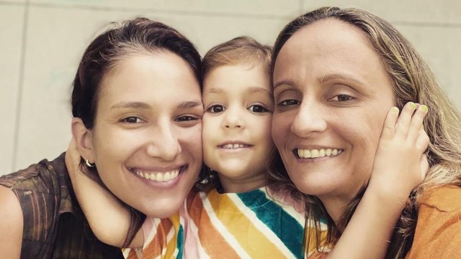 Fabi Alvim abraça filha Maria e esposa Julia Silva - Reprodução/Instagram