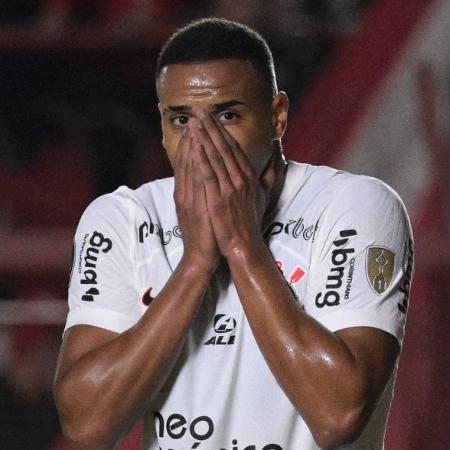 Murillo, do Corinthians, se lamenta durante jogo contra o Argentinos Juniors, válido pela Libertadores