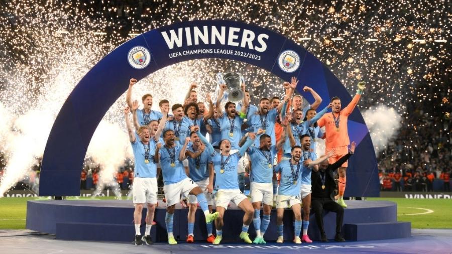 Manchester City levanta a taça de campeão da Champions -  David Ramos/Getty Images
