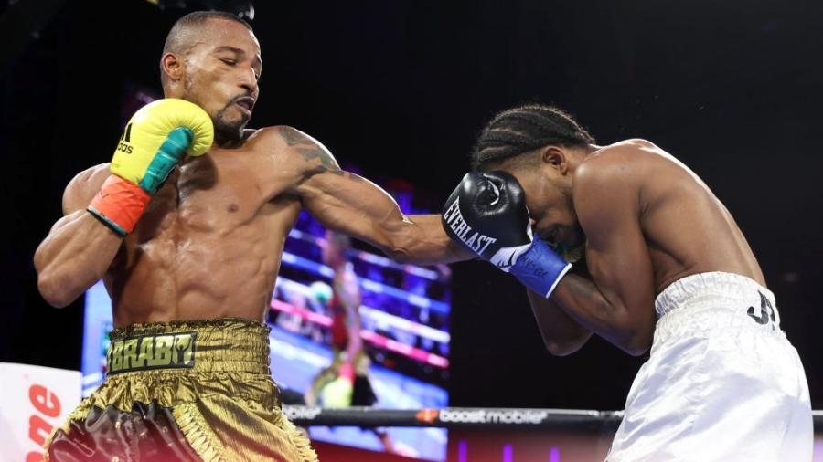 Robson Conceição e Nicolas Polanco trocam socos durante sua luta no The Hulu Theatre - Mikey Williams/Top Rank Inc via Getty Images