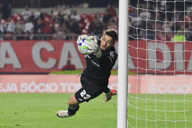 Rafael faz a defesa durante São Paulo x Cruzeiro,  no Brasileiro