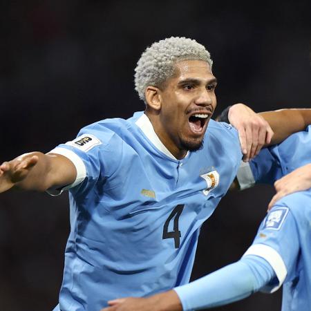 Ronald Araujo, do Uruguai, comemora após marcar contra a Argentina, pelas Eliminatorias