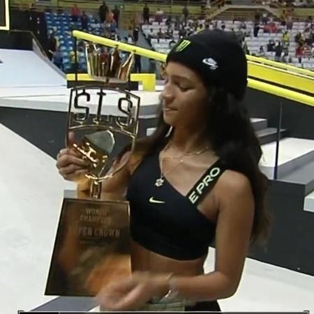 Rayssa Leal celebra o título do Super Crown do SLS, em São Paulo