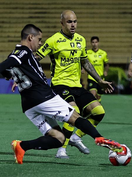 Silvinho, do São Bernardo, e Fagner, do Corinthians, brigam pela bola em jogo do Campeonato Paulista