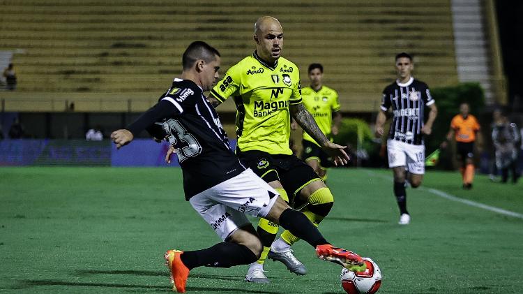 Silvinho, do São Bernardo, e Fagner, do Corinthians, brigam pela bola em jogo do Campeonato Paulista