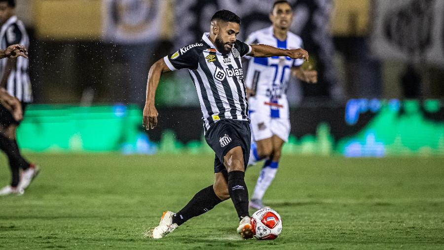 Felipe Jonatan, do Santos, em ação na partida contra o Água Santa, válida pelo Campeonato Paulista 