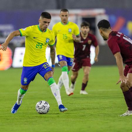 Gabriel Pec tenta se livrar da marcação no jogo entre Brasil e Venezuela, pelo Pré-Olímpico