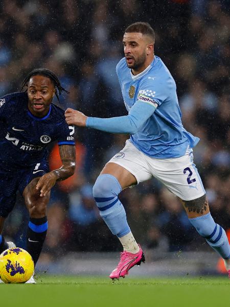 Sterling e Walker disputam lance em Manchester City x Chelsea
