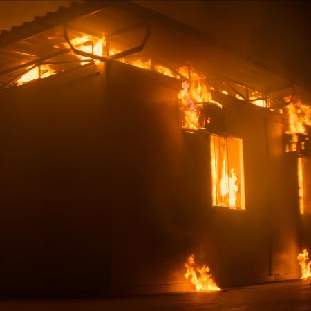 Simulação do incêndio acontecido no alojamento do centro de treinamento do Flamengo