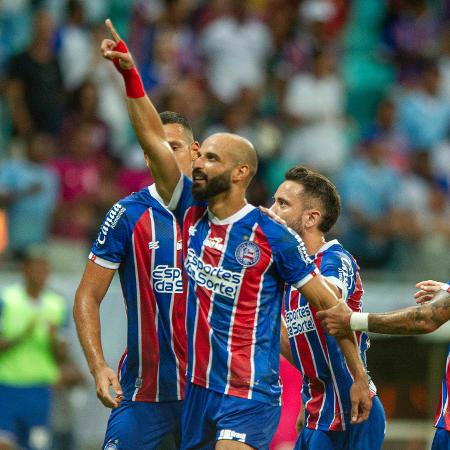 Thaciano, do Bahia, comemora seu gol contra o Náutico, pela Copa do Nordeste