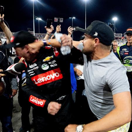 Ricky Stenhouse Jr. acerta um soco em Kyle Busch após a All-Star Race da Nascar