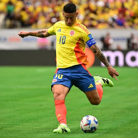 James Rodríguez em ação durante Colômbia x Paraguai, jogo da Copa América - Logan Riely/Getty Images