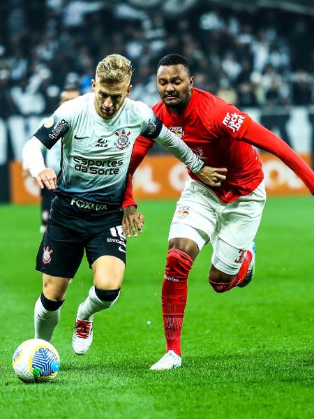 Pedro Henrique e Luan Cândido durante Corinthians x Bragantino pelo Campeonato Brasileiro