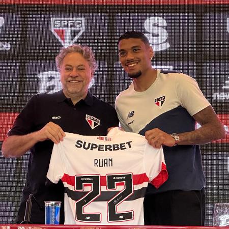 Zagueiro Ruan Tressoldi é apresentado como novo reforço do São Paulo, ao lado do presidente Julio Casares