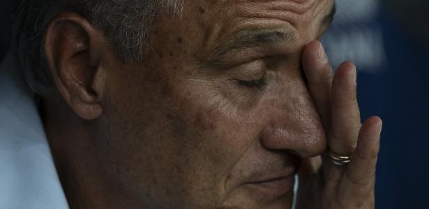 Tite negocia com cartolas do Flamengo e enfrenta repercussão negativa