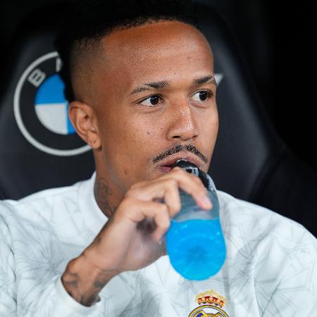 Éder Militão no banco de reservas durante a partida entre Real Madrid e Villarreal