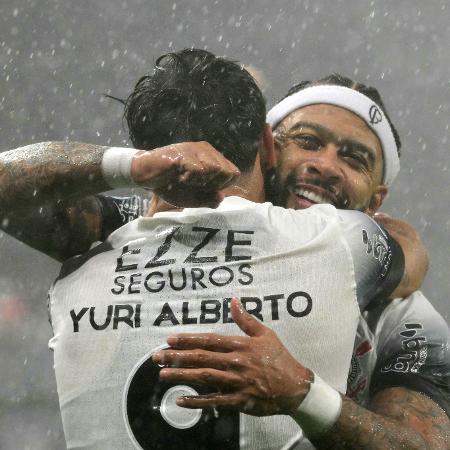 Yuri Alberto e Memphis Depay comemoram gol marcado pelo Corinthians