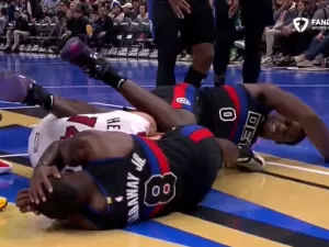 Jogador da NBA sofre duas pancadas seguidas na cabeça; imagem forte