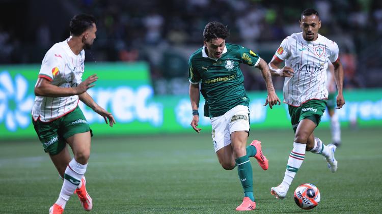 Mauricio em ação durante Palmeiras x Portuguesa, duelo do Paulistão