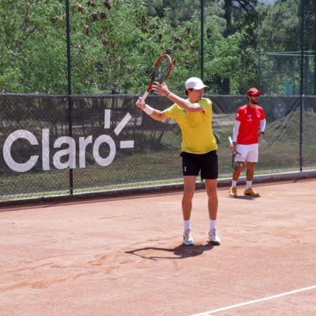 João Fonseca observado por Guilherme Teixeira em quadra recém-inaugurada na Yes Tennis João Fonseca observado por Guilherme Teixeira em quadra recém-inaugurada na Yes Tennis