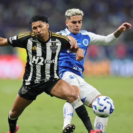 Rony e Fagner disputam a bola na partida entre Cruzeiro e Atlético-MG pelo Campeonato Brasileiro 2025