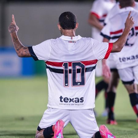Matheus Alves sonha vestir a camisa 10 do São Paulo também no profissional Matheus Alves sonha vestir a camisa 10 do São Paulo também no profissional