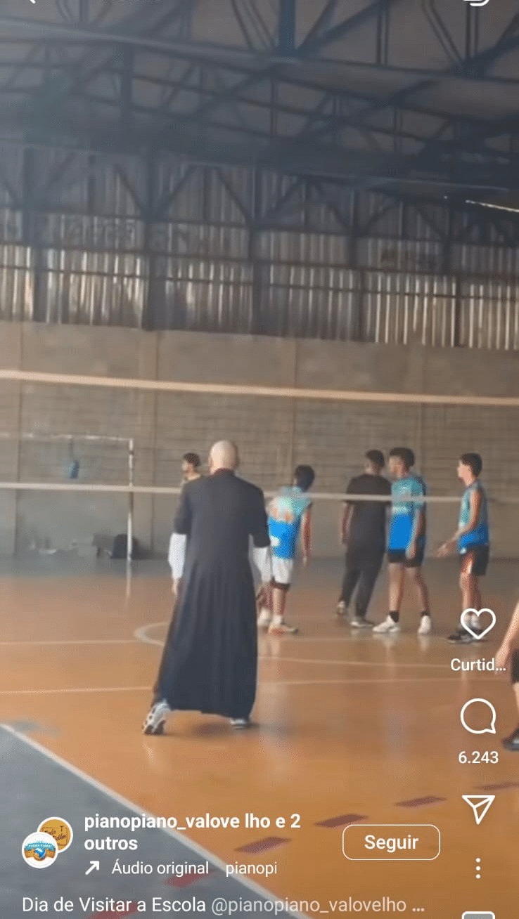 Padre Gean Medeiros joga vôlei de batina