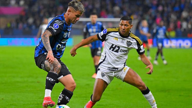 Alcívar and Rony in action during Del Valle x Atlético-MG, South American match
