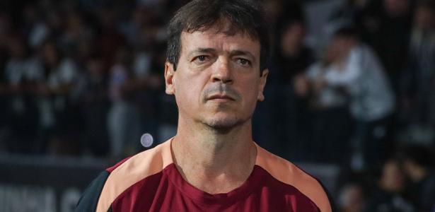 Técnico Fernando Diniz e zagueiro Gabriel Paulista discutem durante jogo do Corinthians